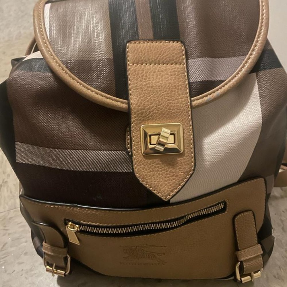 Bulto cartera de spalda .